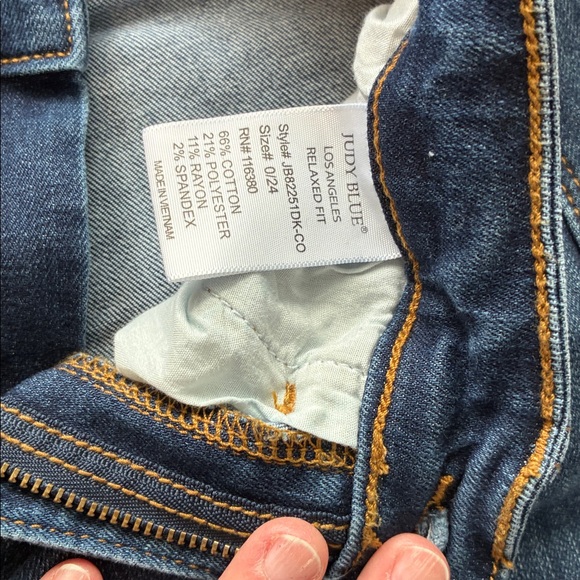 Judy Blue Relaxed Fit crop jeans - Picture 3 of 8